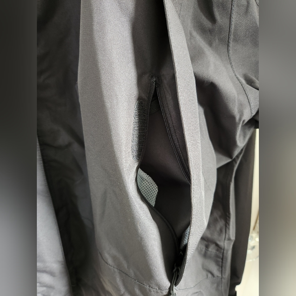 LL Bean Woman's Rain Jacket NWT - Picture 4 of 7
